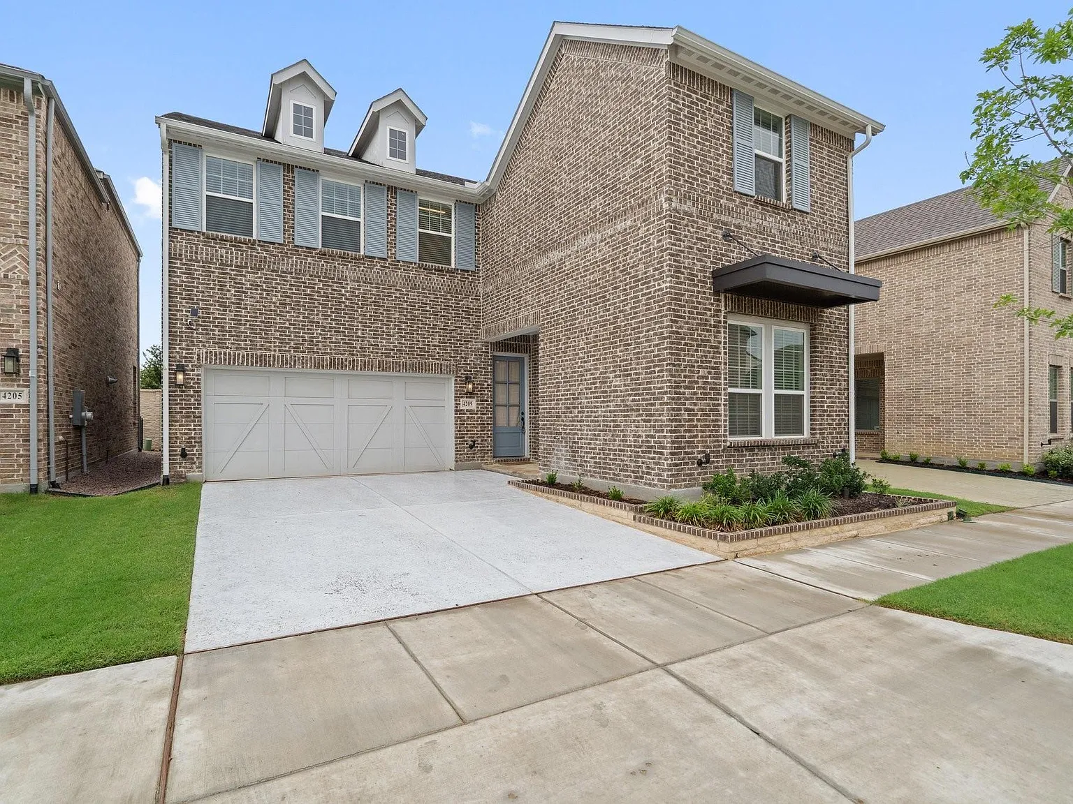 4 bed, 2329 sqft, $3,300 — Photo 2