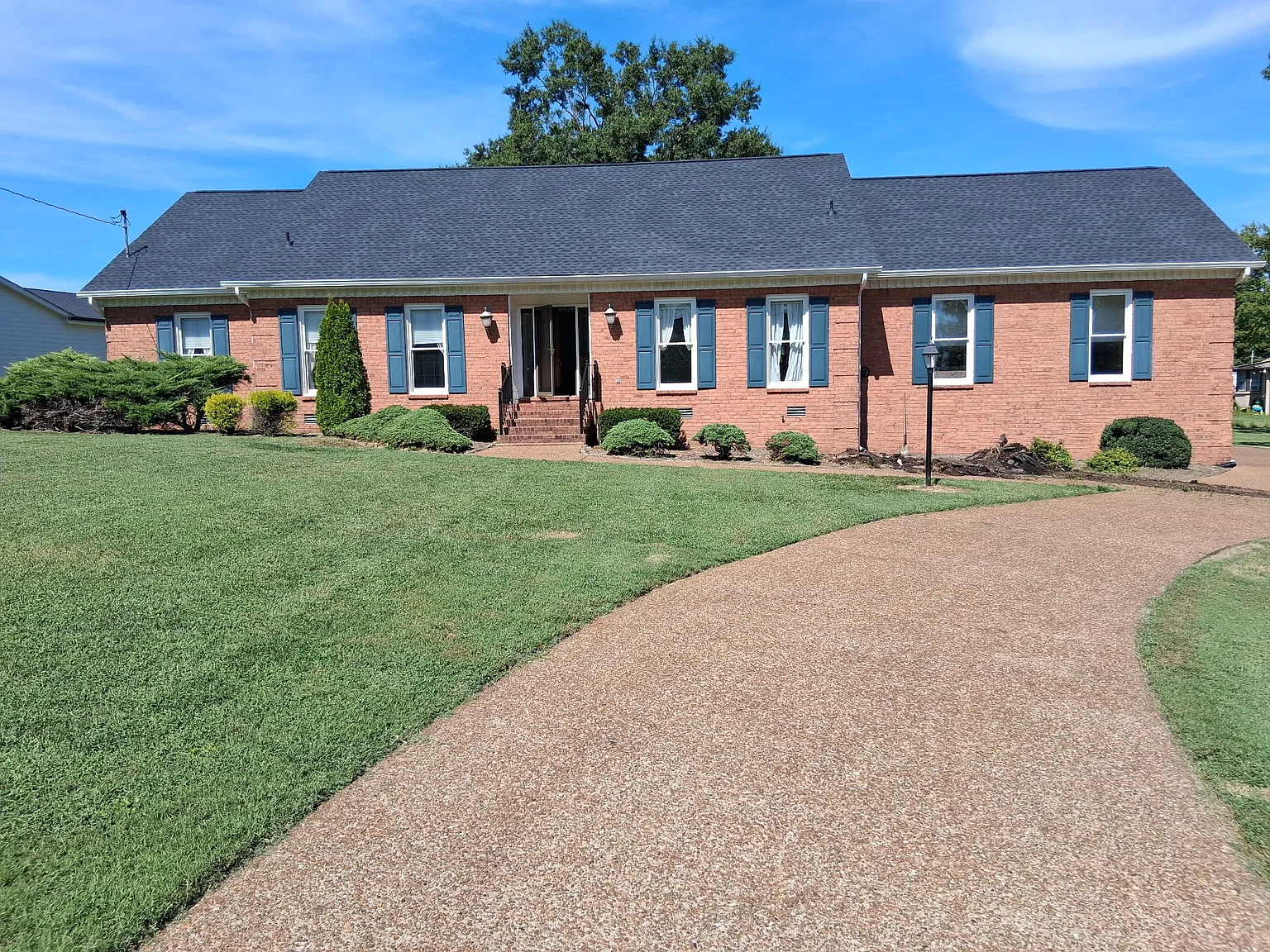 3 bed, 2.5 bath, 2400 sqft, $3,000 — Photo 1