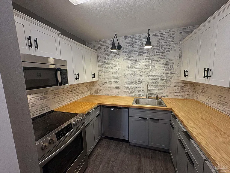 1212 N East St — Photo 11