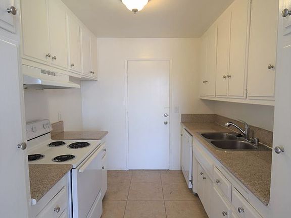 5th image of 11310 Camarillo St APT 207