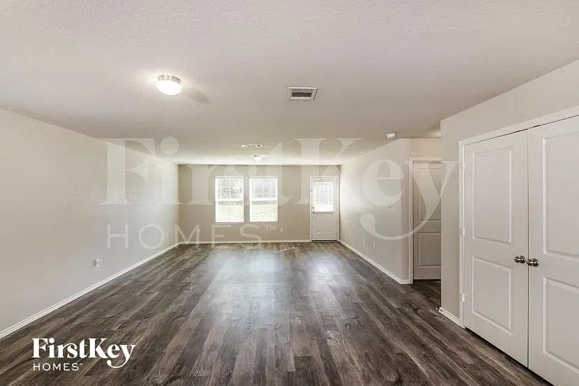 3 bed, 2.0 bath, 1464 sqft, $1,680 — Photo 3