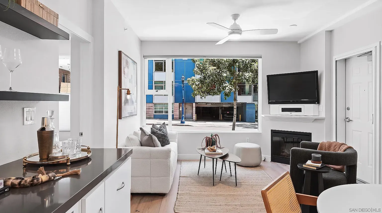 2 bed, 950 sqft, $3,850 — Photo 2