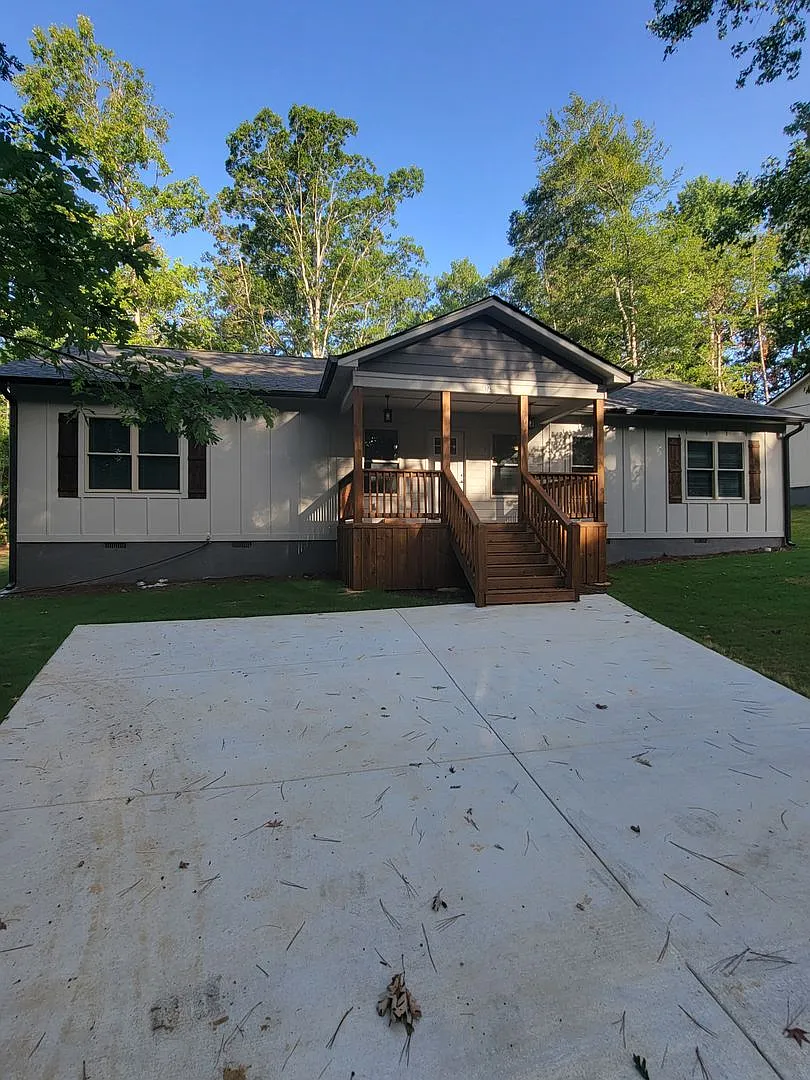 Spacious 4-Bedroom Home in Locust Grove — Photo 3