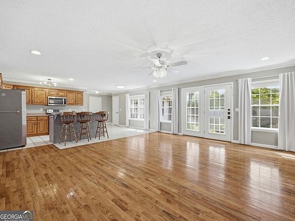 3rd image of 112 Golden Crest Dr