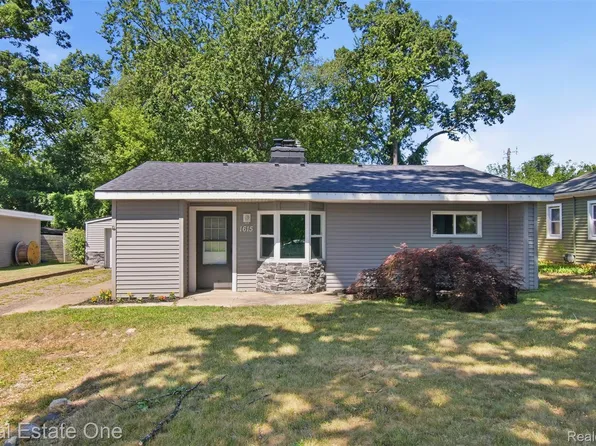 1615 S Commerce Rd, Wolverine Lake, MI 48390
