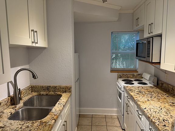 4th image of 727 23rd Ave N #B