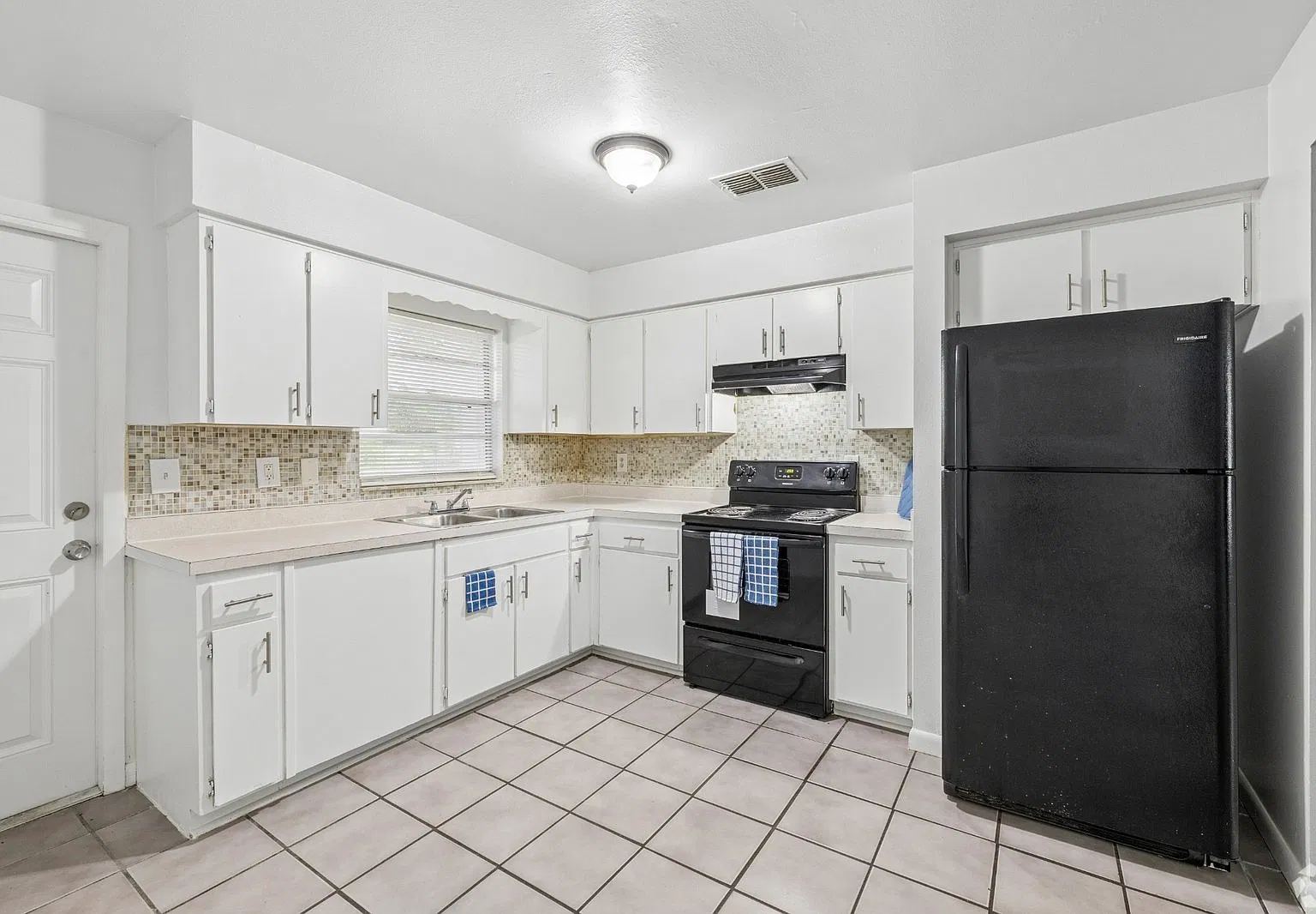 3207 Pershing St — Photo 2