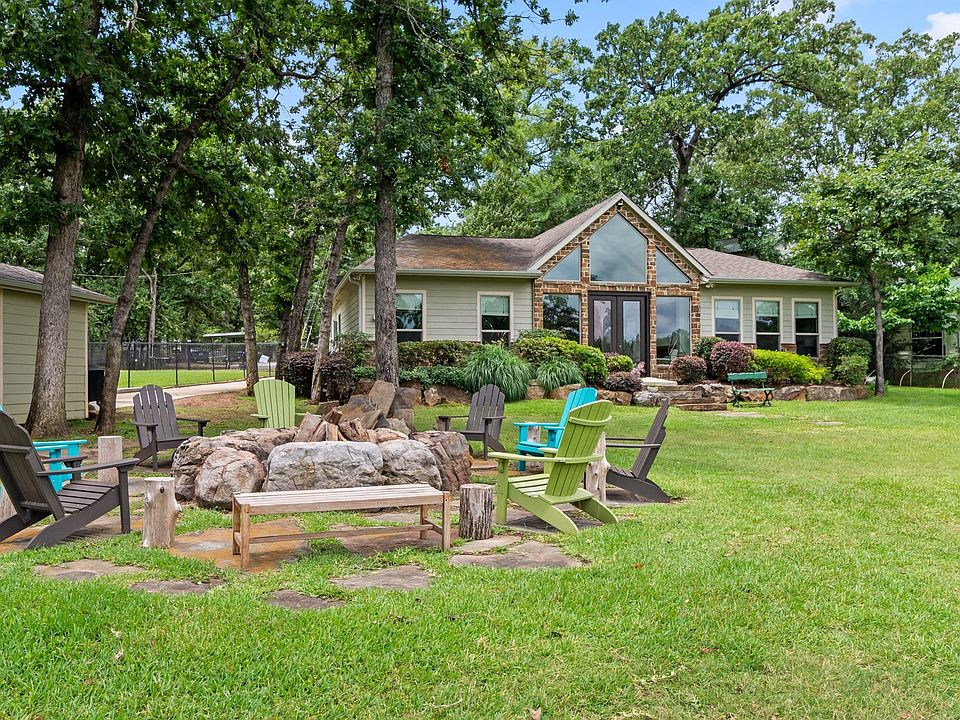 1st image of 326 Hickory Cir