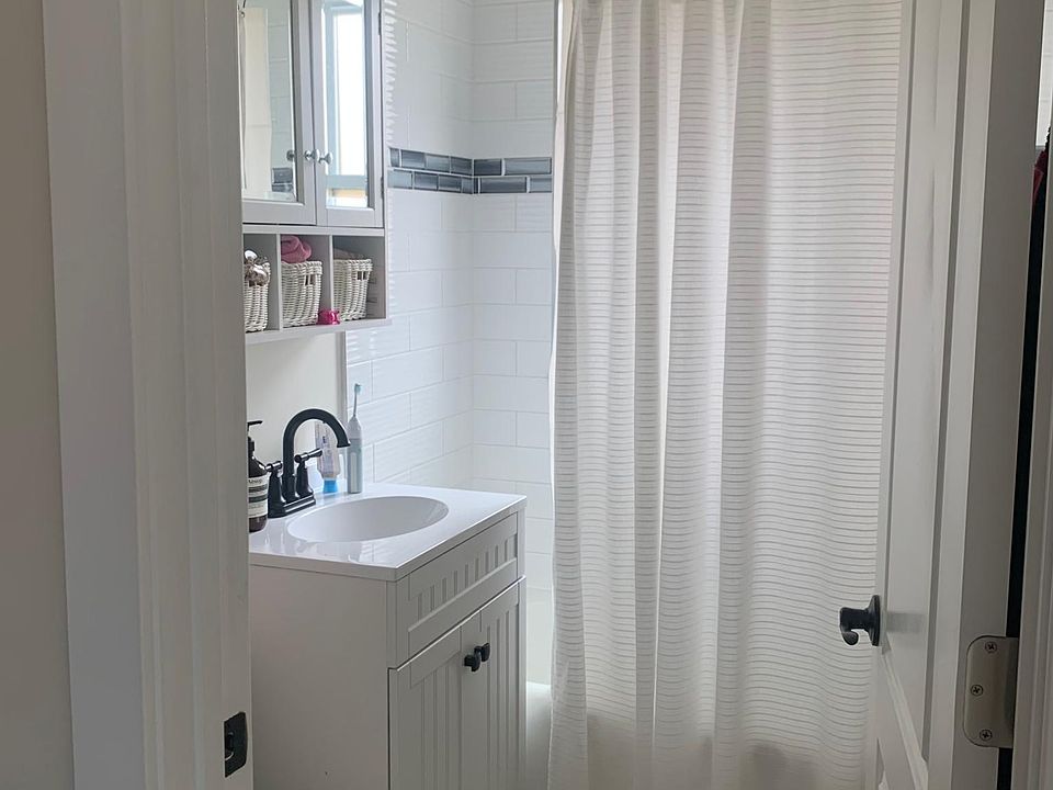 1st image of 3821-17 N Greenview Ave #3