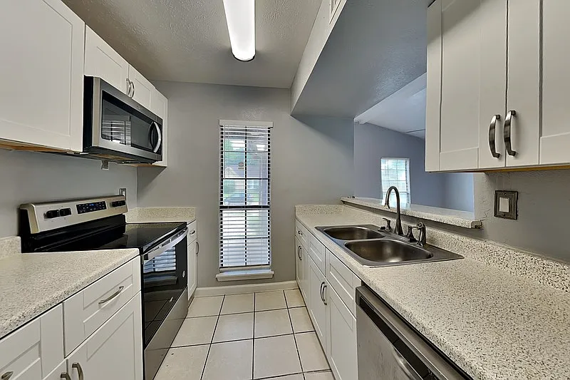 2 bed, 1.0 bath, 1100 sqft, $1,750 — Photo 3