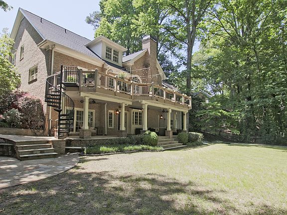 Flat and green backyard!!