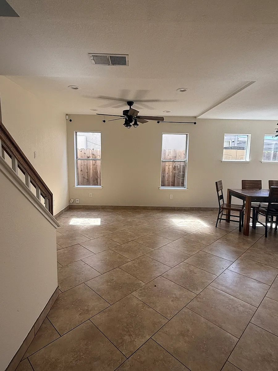 Building Photo - 435 Bayview Dr