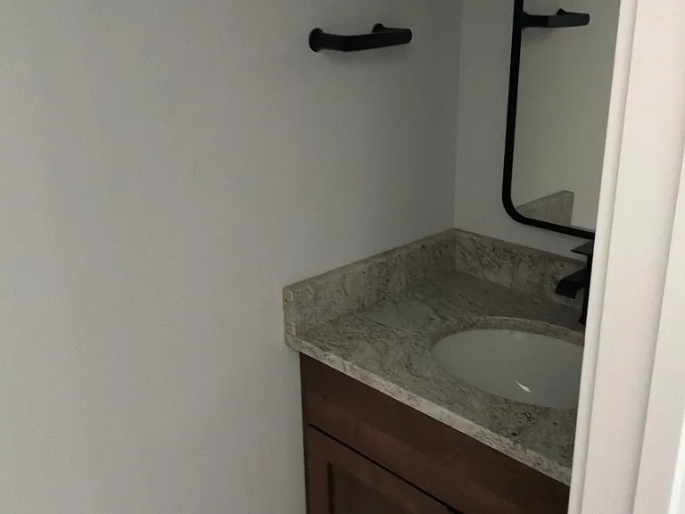 300 Dc Ln #300B — Photo 6