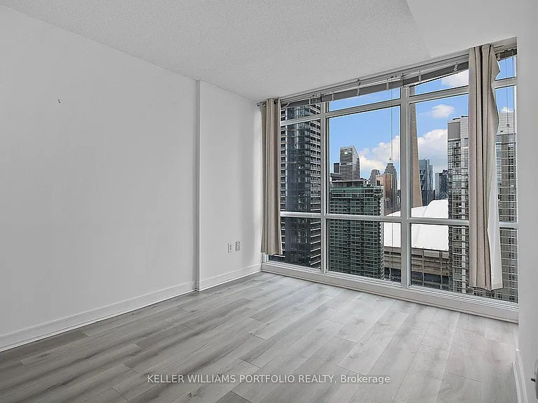 15 Fort York Blvd W #3907 — Photo 32