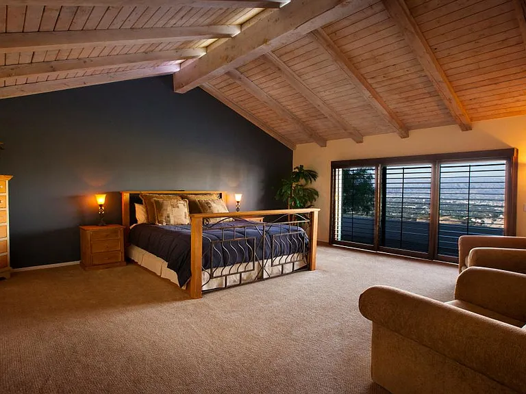 13318 Mulholland Dr — Photo 20