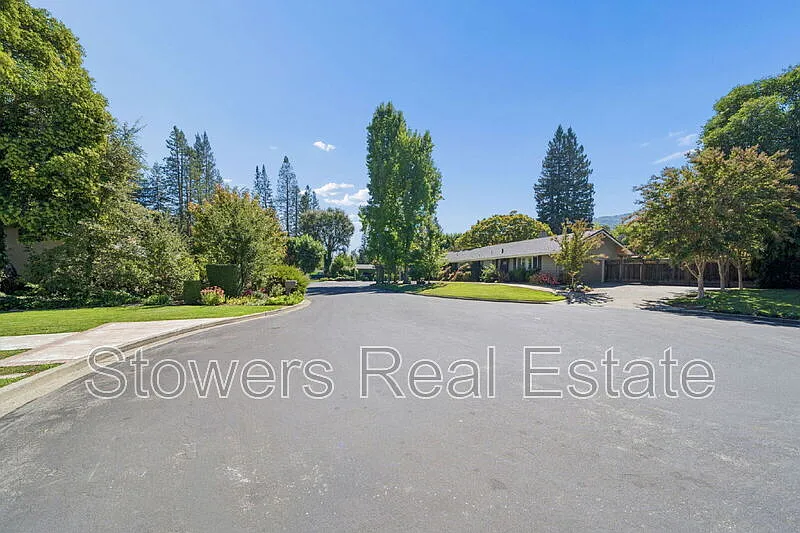 4 bed, 2.5 bath, 2568 sqft, $7,995 — Photo 3