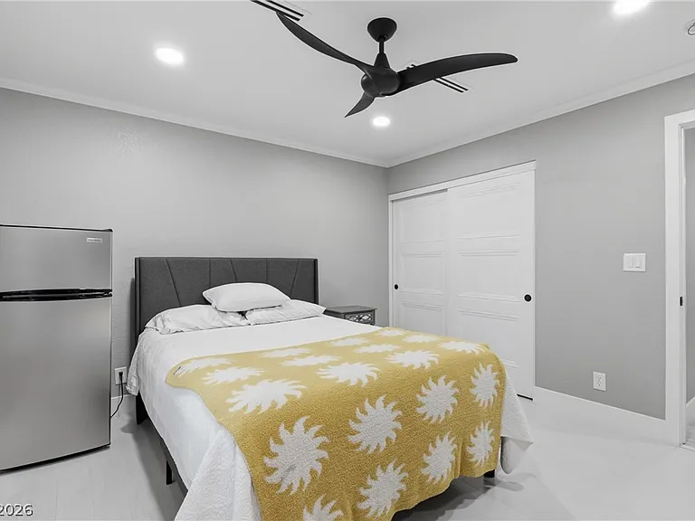 300 E Lacy Ln — Photo 33