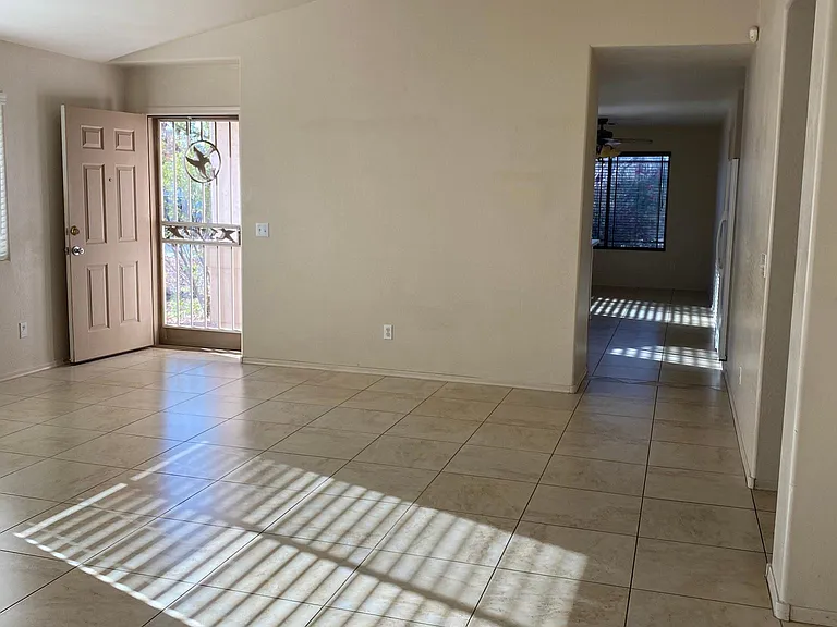 13382 W Watson Ln — Photo 7