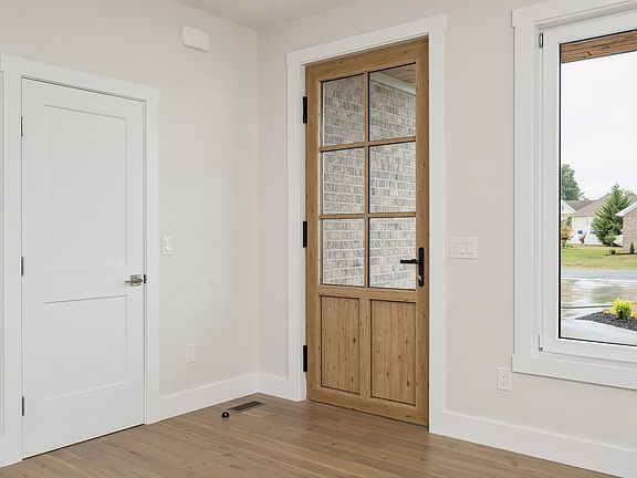 5th image of 425 Surrey Pl