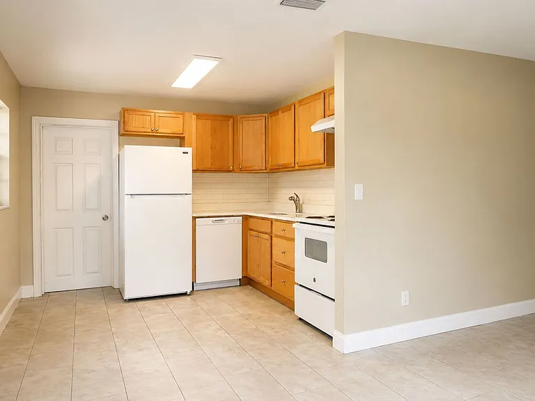 9412 N Elmer St — Photo 4