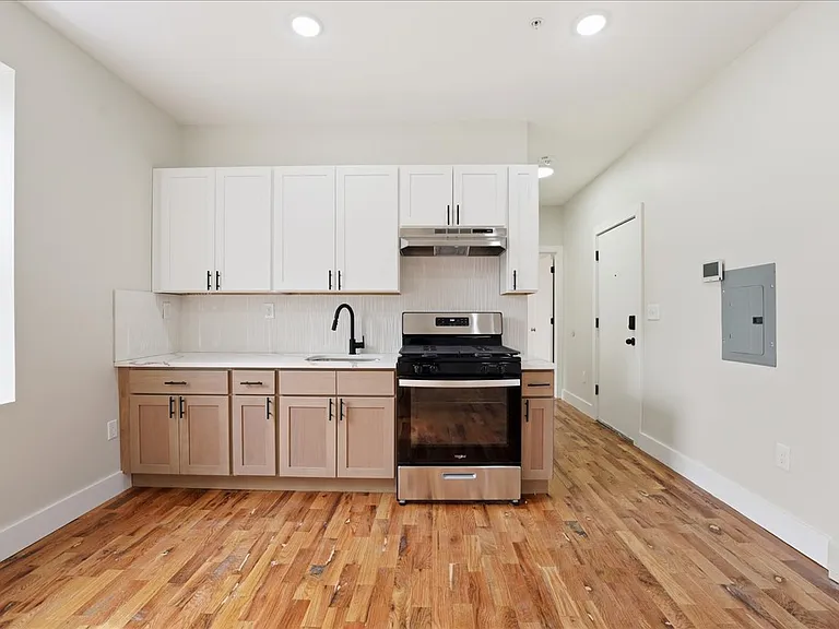 112-114 N Walnut St #2F — Photo 3