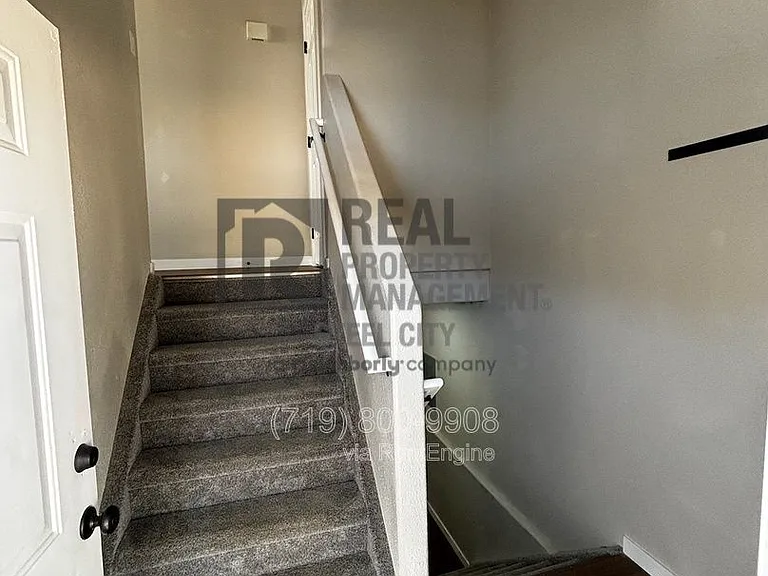 326 W Golden Eagle Way — Photo 2