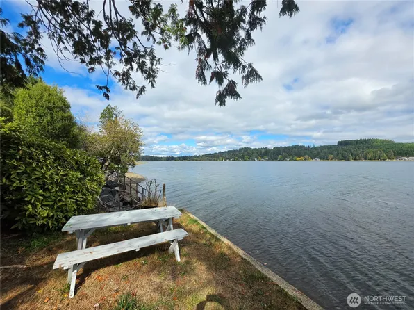 560 E North Bay Road, Allyn, WA 98524
