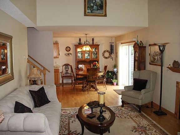 4th image of 1328 Crown Oaks Dr NE