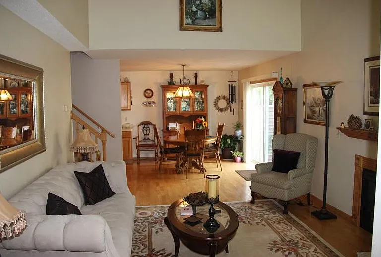 1328 Crown Oaks Dr NE — Photo 4
