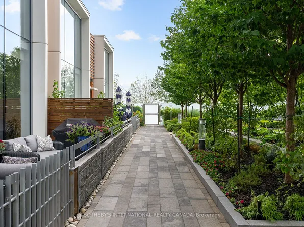 29 Queens Quay E #Townhouse 115, Toronto, ON M5E 0A4
