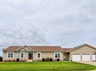2389 Red Oak Rd, Decorah, IA 52101