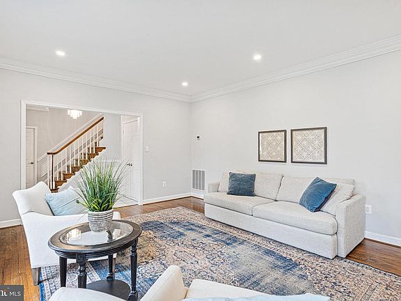 5th image of 705 Crown Meadow Dr