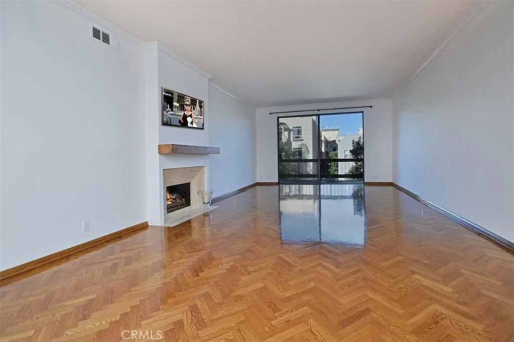 Building Photo - 11560 Moorpark St #203