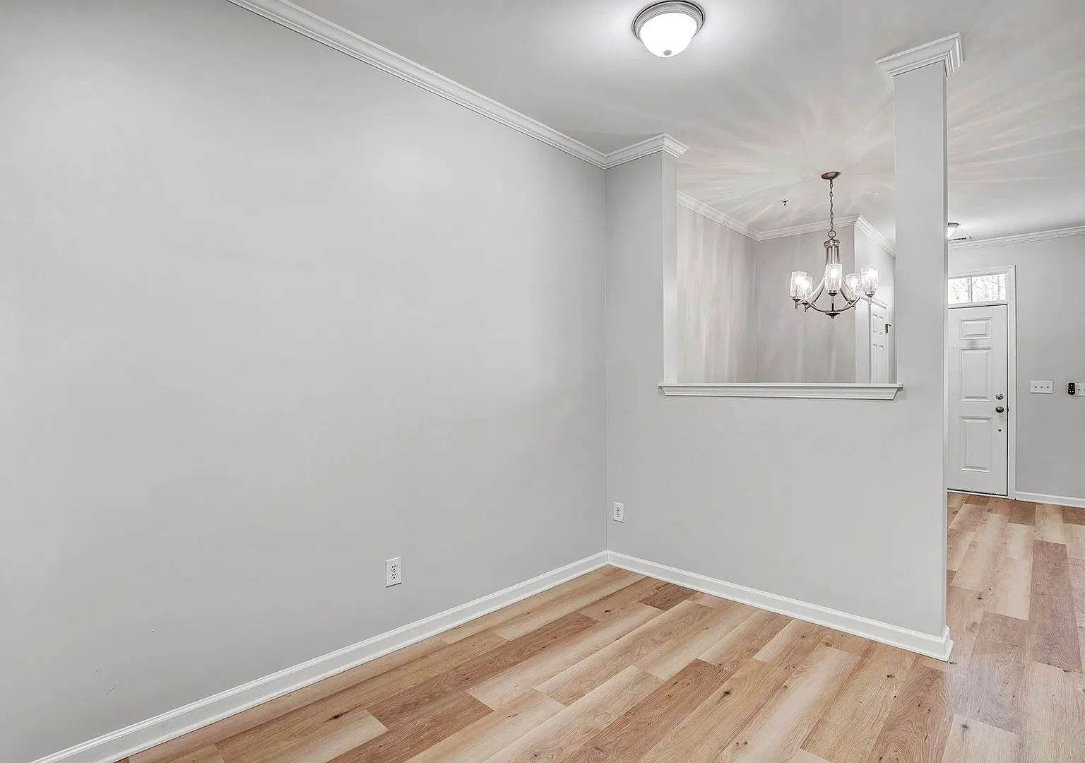 Available For Move-In November 15th- Beautiful Upgraded/Updated Townhome In Great Pool Community — Photo 4