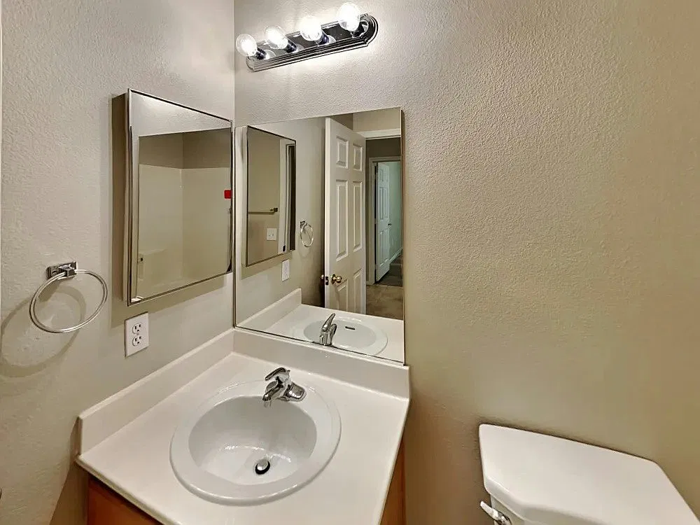 7037 Overhill Ave — Photo 3