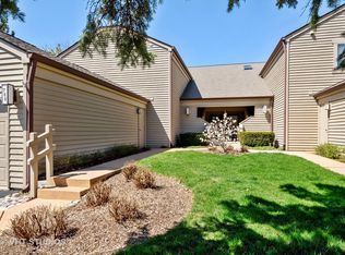 700 Shoreline Rd APT A, Barrington, IL 60010