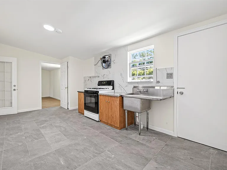 7950 Longridge Dr — Photo 14