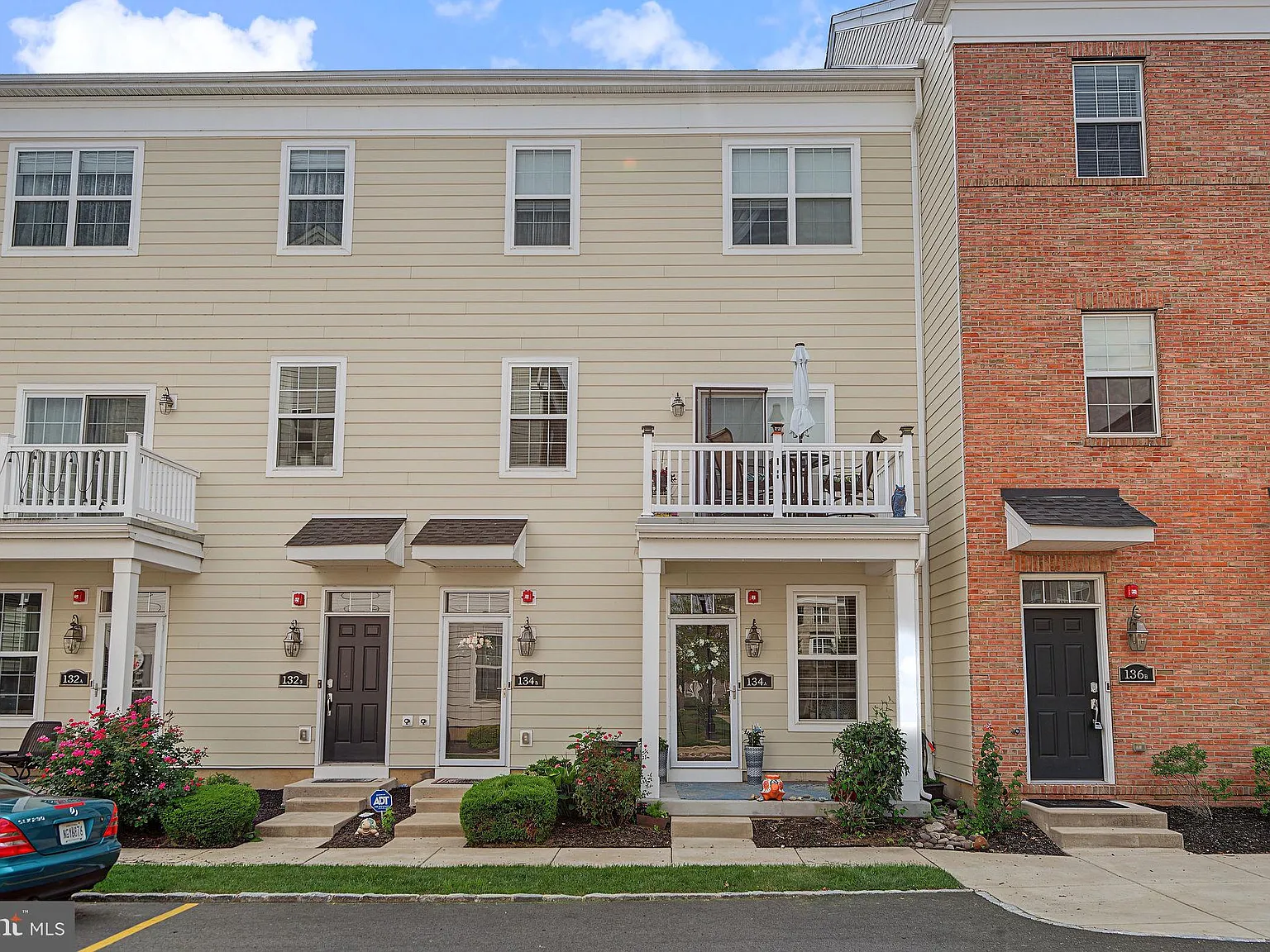 2 bed, 2.5 bath, 1416 sqft, $2,800 — Photo 2