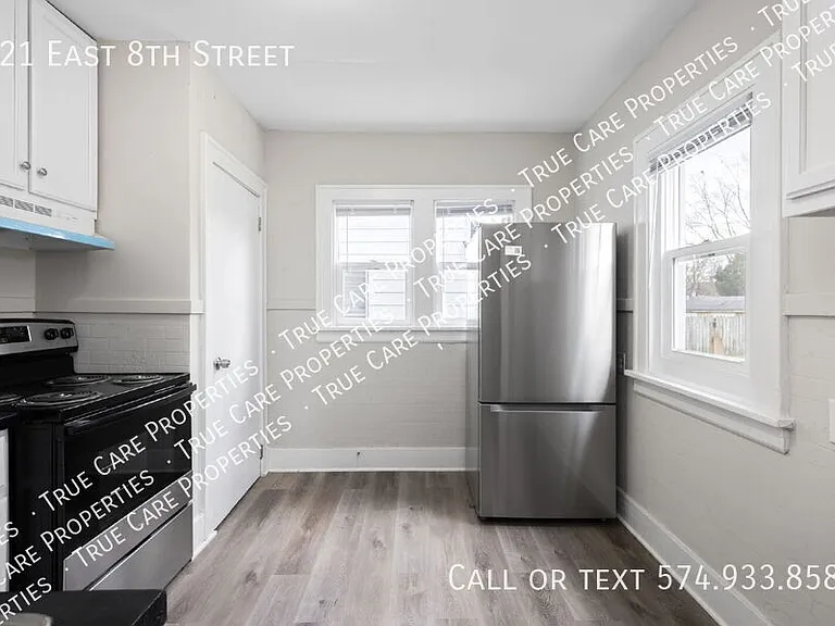 221 E 8th St — Photo 16