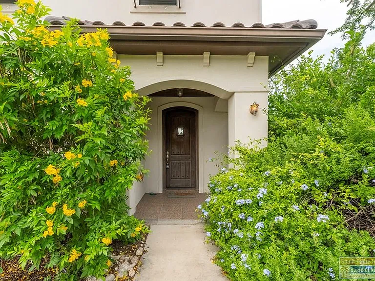 133 Oleander Dr — Photo 3