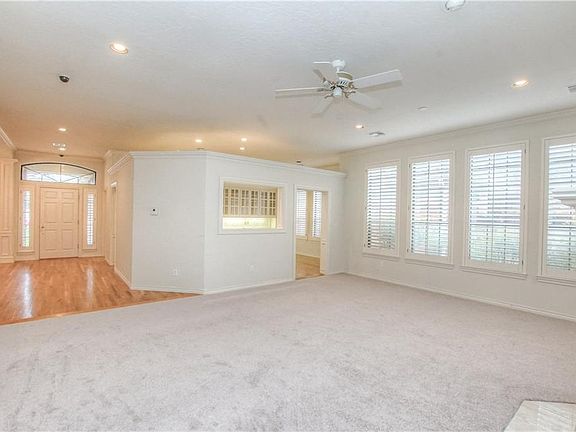 5th image of 1009 Riviera Dr