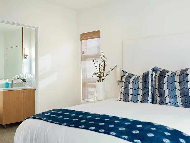 Whether you want to read a book, watch a movie, or take a nap, the atmosphere is perfect.