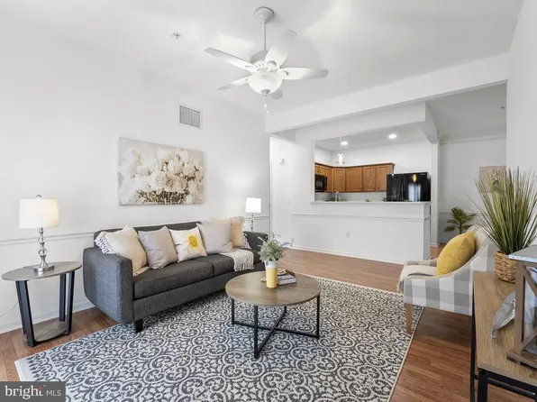 611 Creekside Dr, Brookhaven, PA 19015