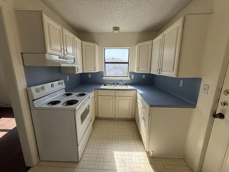 106 E Washington Ave — Photo 10