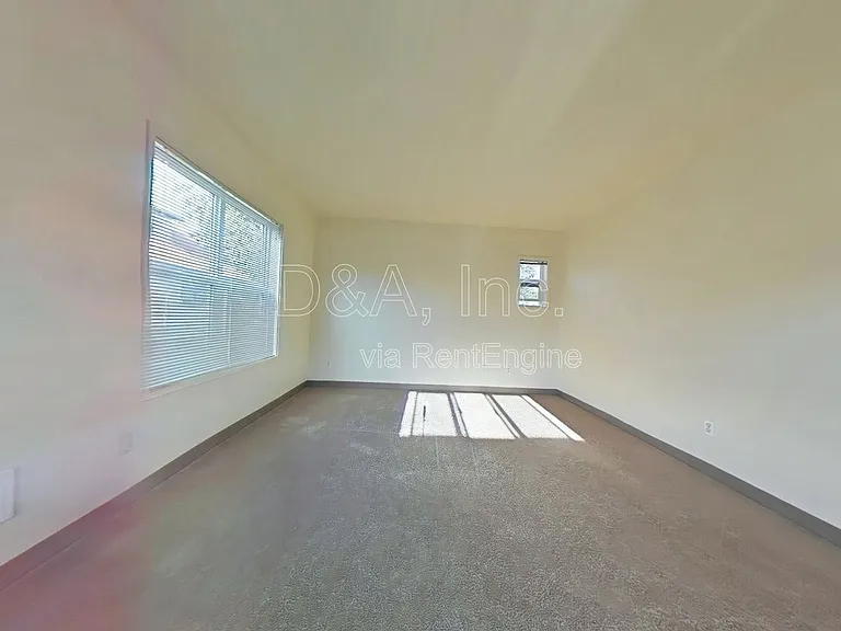 321 NW 12th St #B — Photo 9