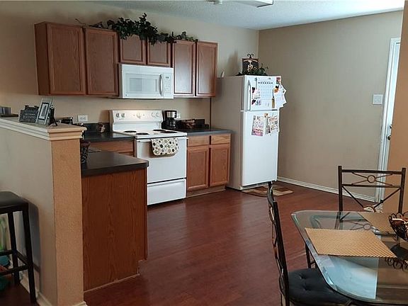 4th image of 708 Panola Dr