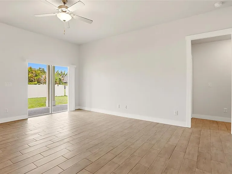 870 Columbia St — Photo 10