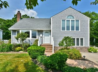 438 Park Ln, Massapequa Park, NY 11762