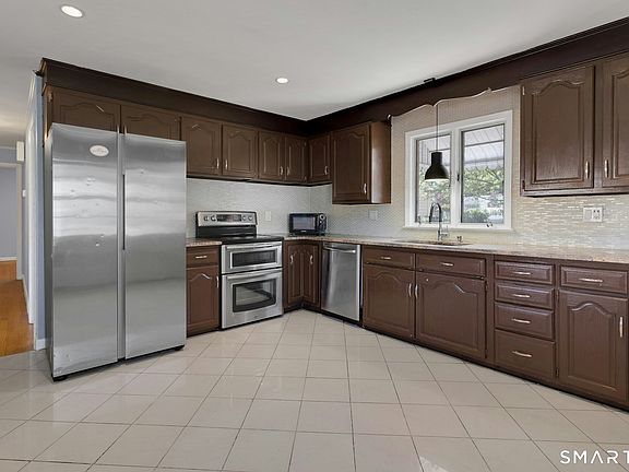 5th image of 371 Northfield Drive