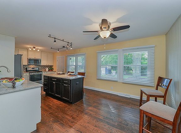 3rd image of 212 E Hill Ave